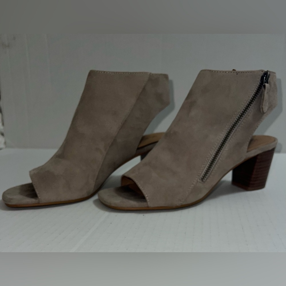 Johnston & Murphy Beige Suede Peep-Toe Block Heel Sandals